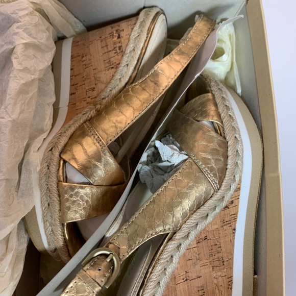 Sandals / wedges., size 7. Gold color. - Picture 9 of 10